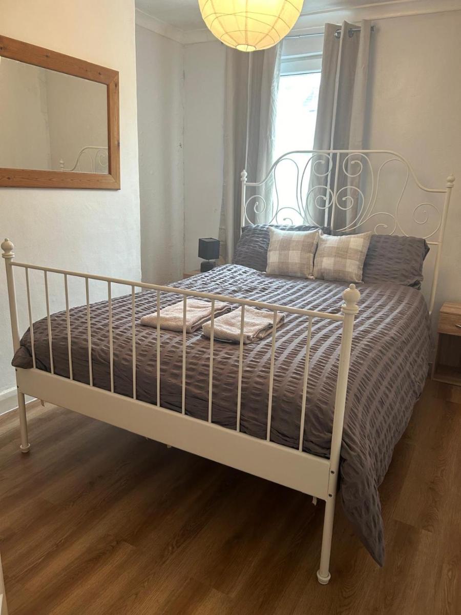 Central Cheltenham House - Sleeps 4/Pet friendly - Housity