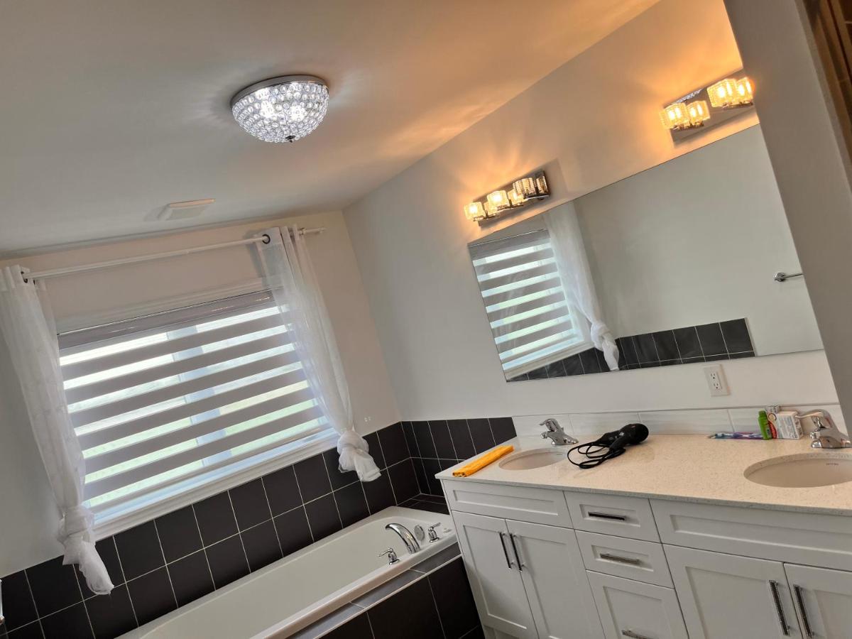 Beautifully furnished whole house, 4 bedroom , 4 washrooms with new furnitures - Housity