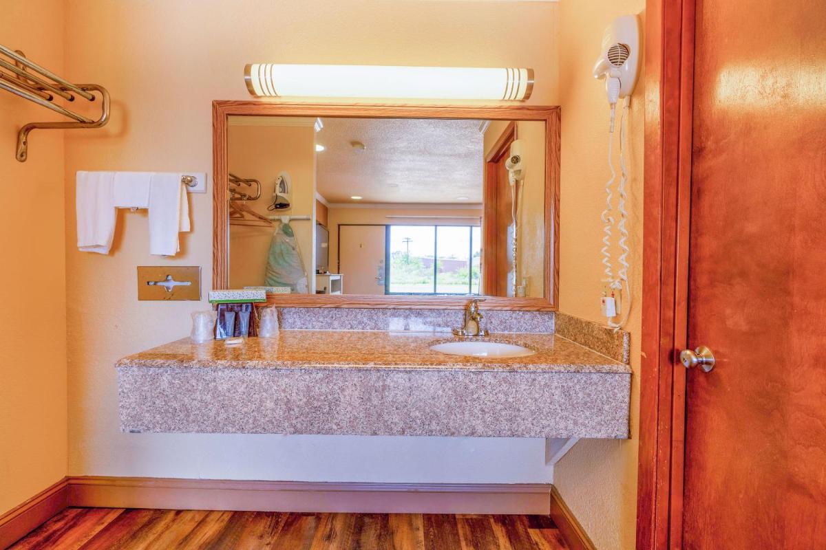 River Valley Motor Inn By OYO La Grange Texas - Housity