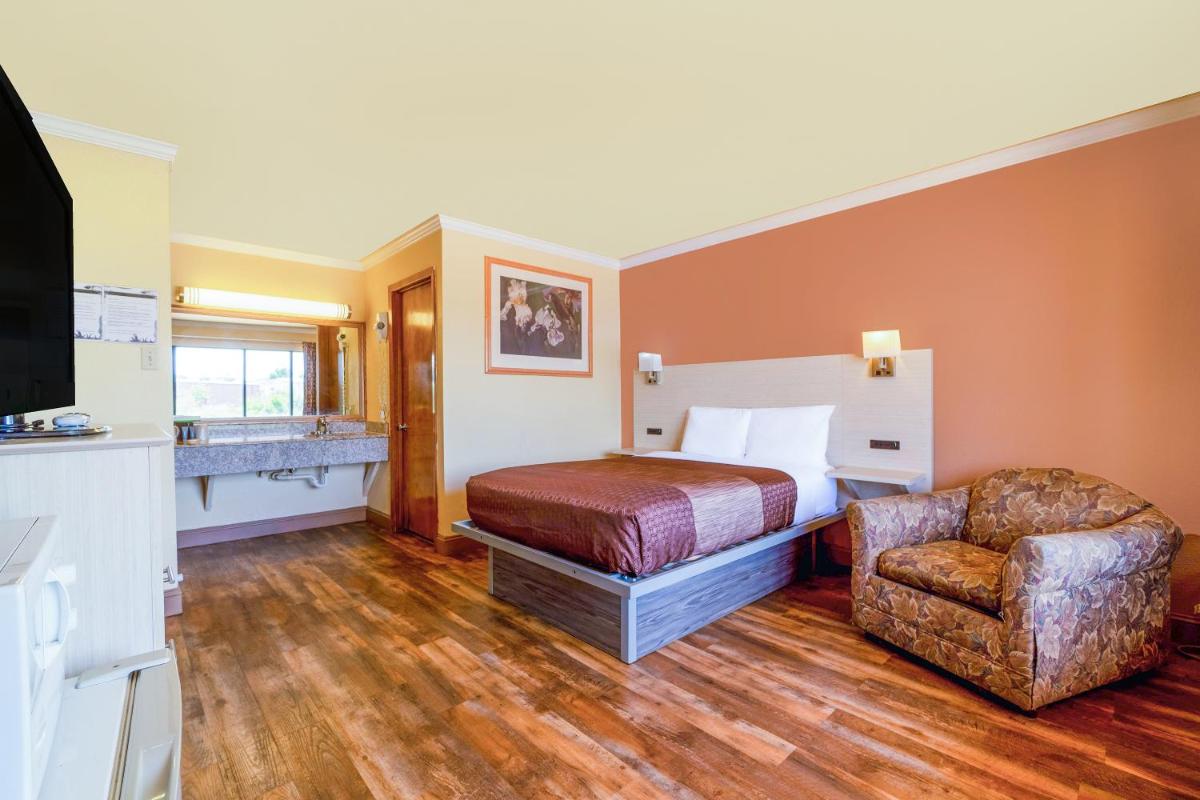 River Valley Motor Inn By OYO La Grange Texas - Housity