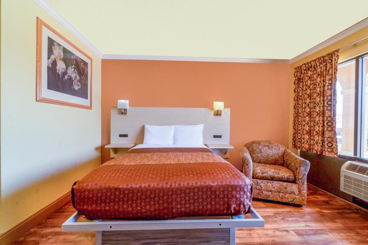 River Valley Motor Inn By OYO La Grange Texas - Housity