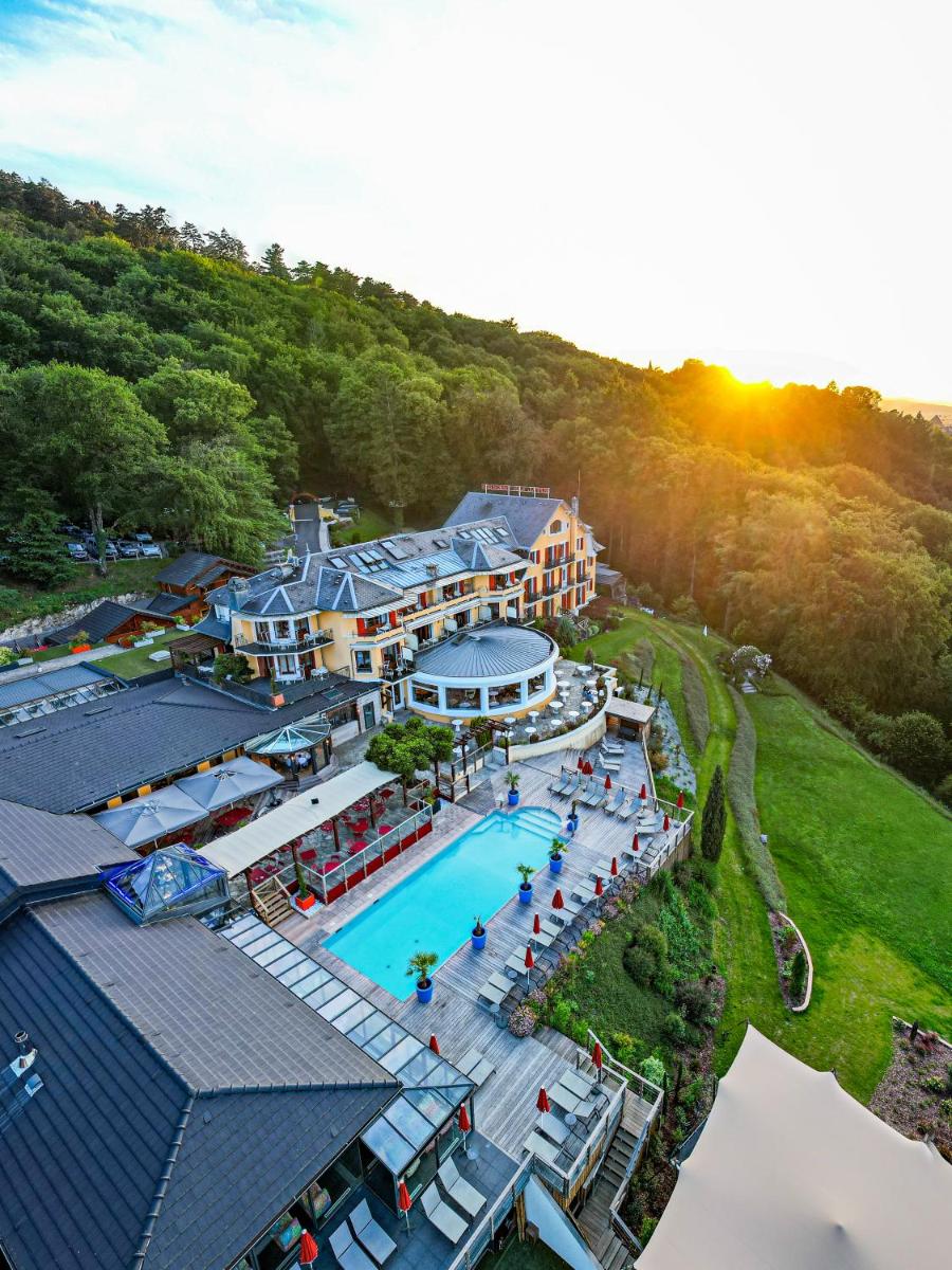 une vue aérienne d'un complexe avec piscine dans l'établissement Les Trésoms Lake and Spa Resort, à Annecy