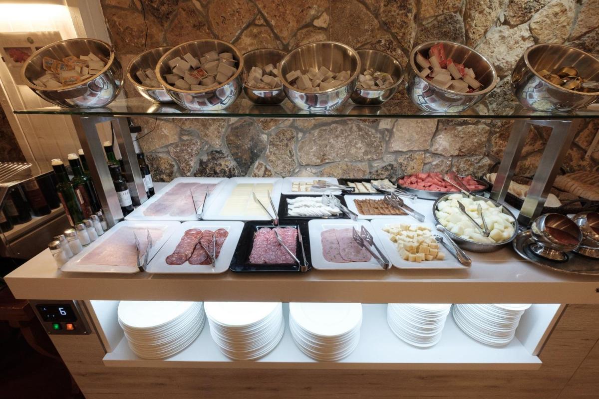Comida en o cerca de este hotel