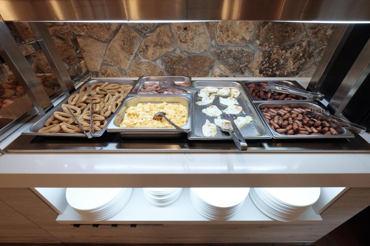 Comida en o cerca de este hotel