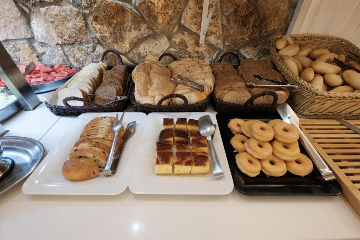Comida en o cerca de este hotel