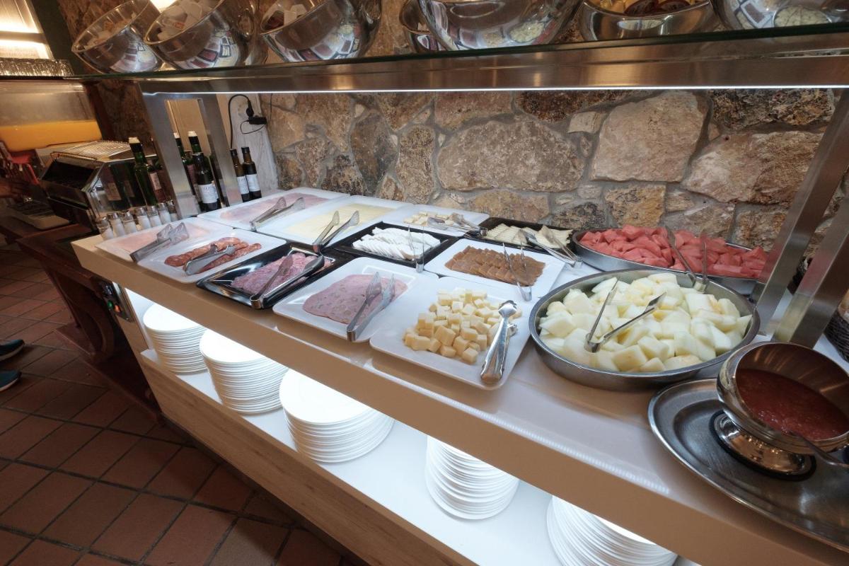 Comida en o cerca de este hotel