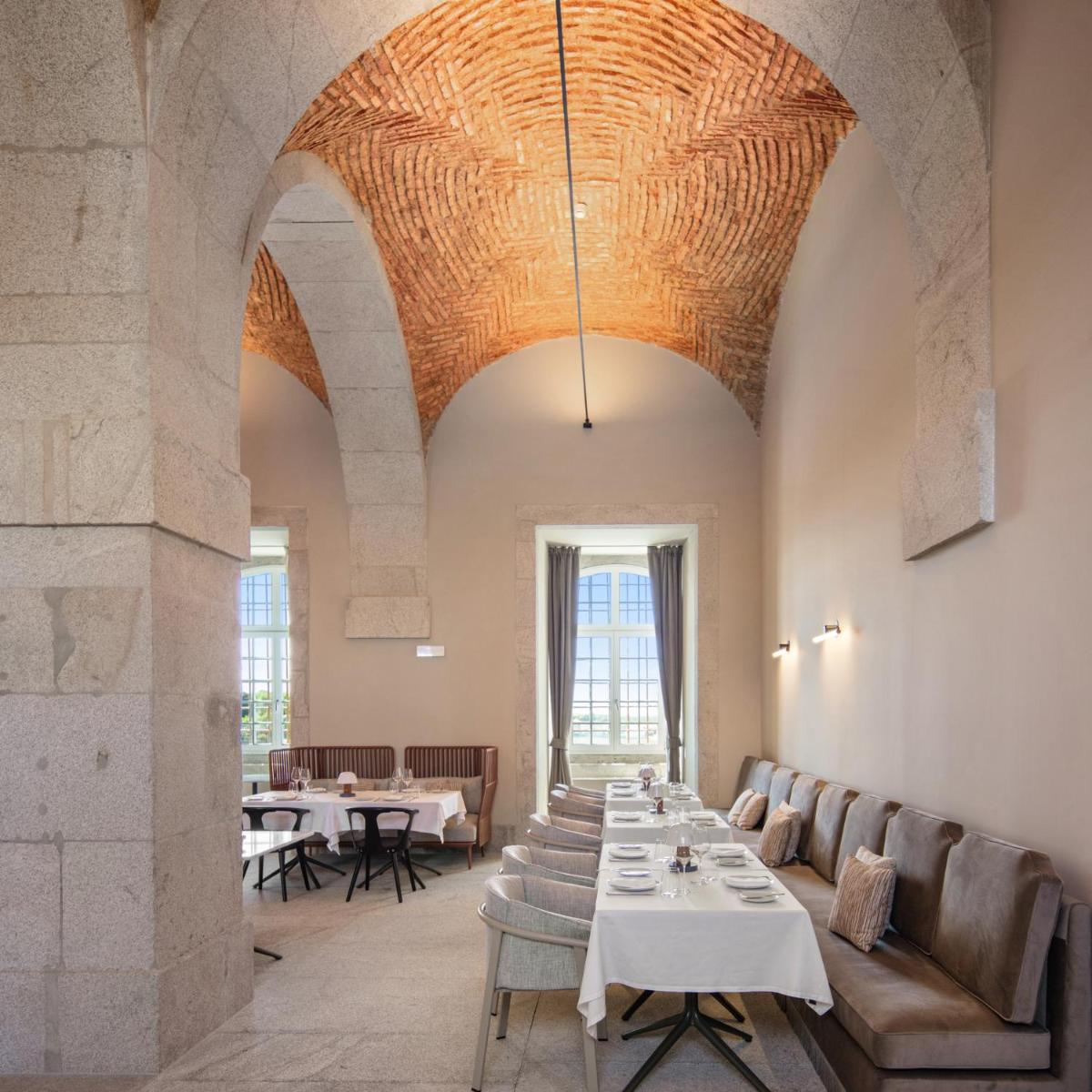 uma sala de jantar com mesas e cadeiras e um tecto em The Lince Santa Clara em Vila do Conde mais 22 fotografias