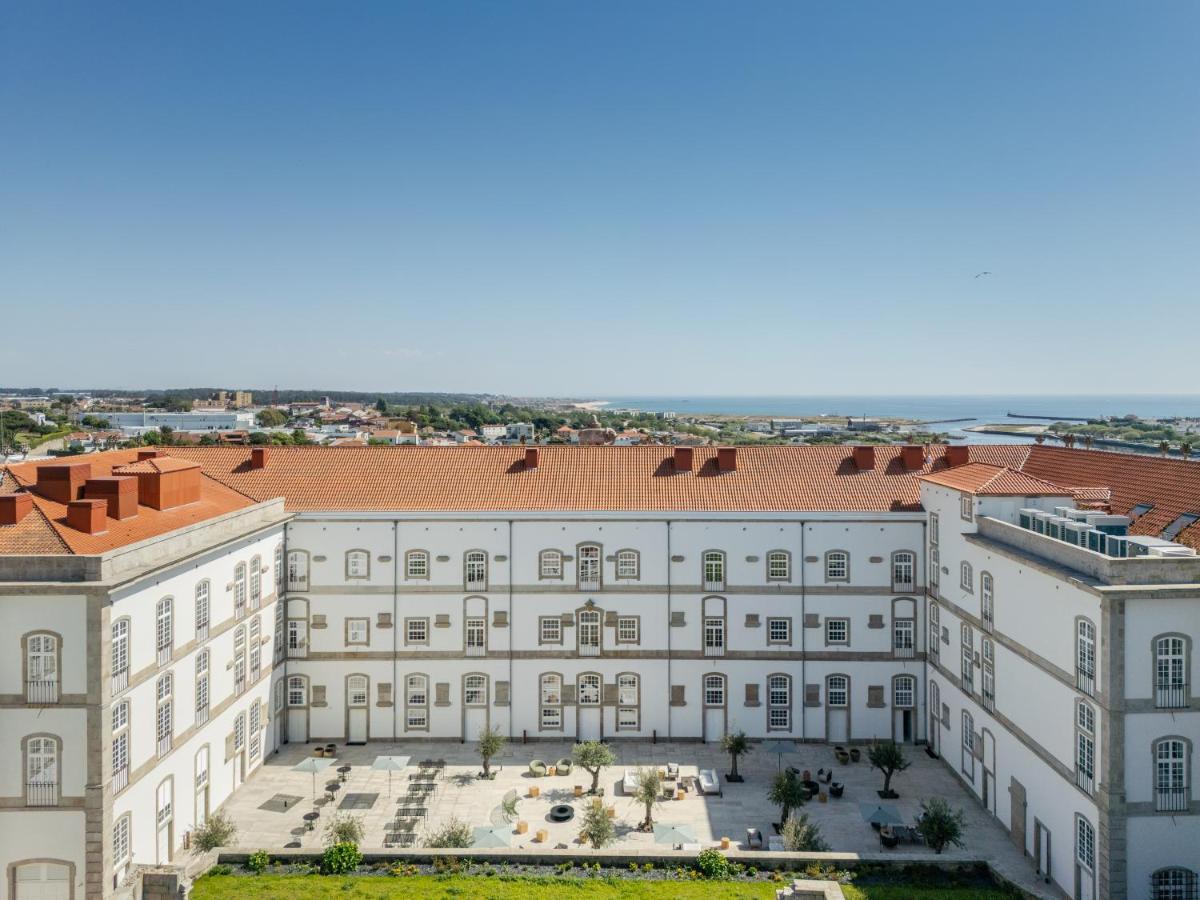 uma vista aérea de um grande edifício branco com um telhado vermelho em The Lince Santa Clara em Vila do Conde