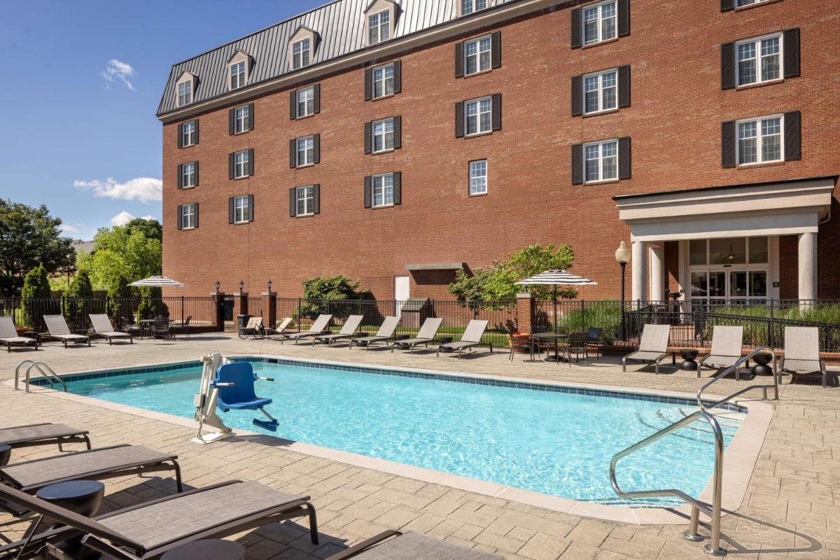 DoubleTree Suites by Hilton Lexington - Housity