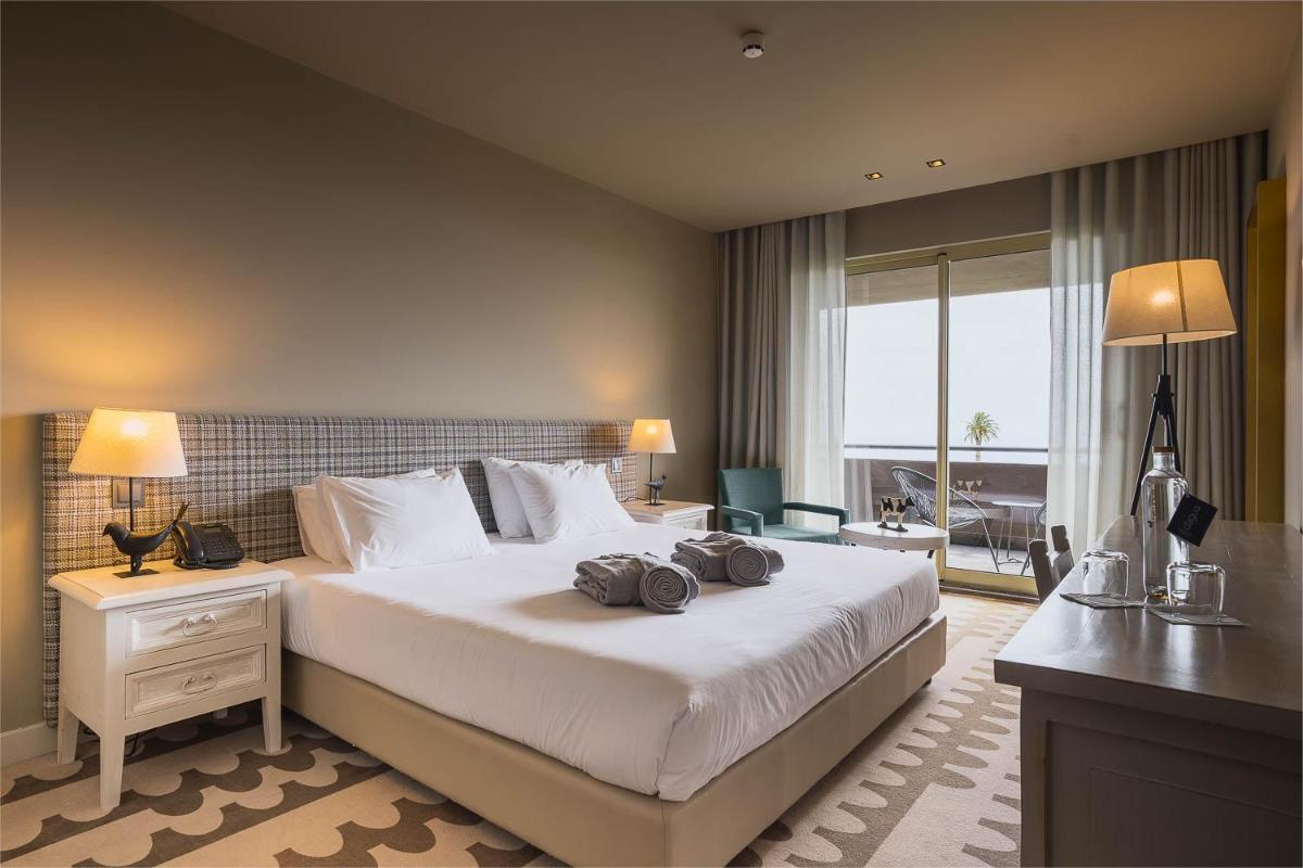 um quarto com uma cama grande com dois sacos em The Lince Nordeste em Nordeste