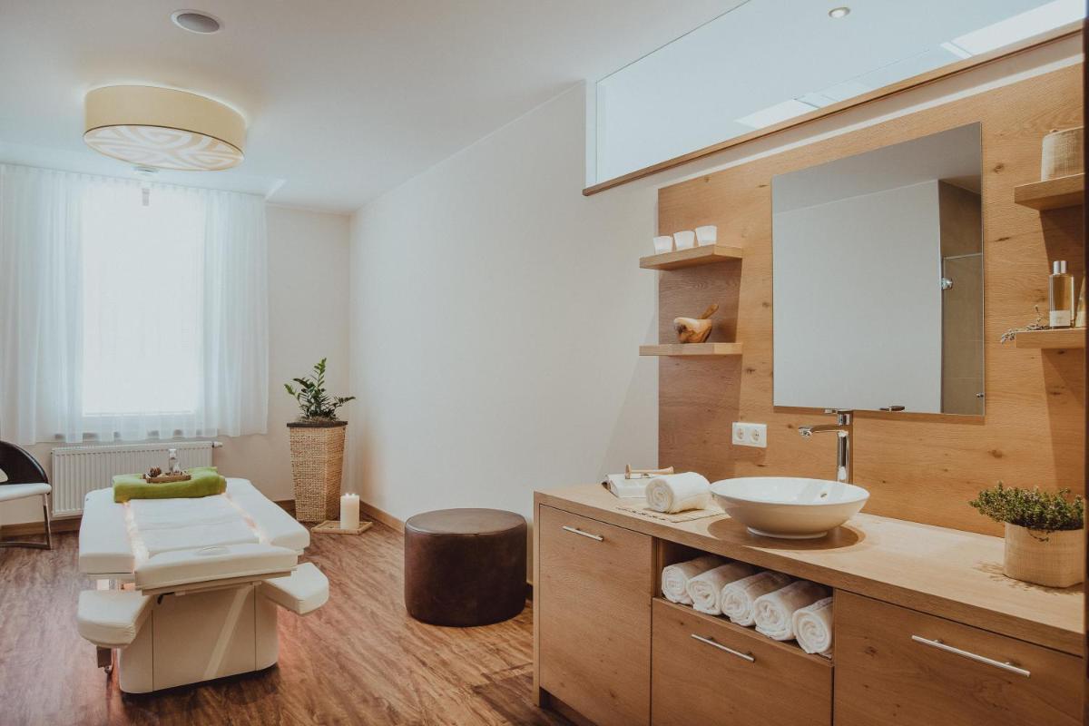 Österreichischer Hof-im Bademantel direkt in die Alpentherme - Housity