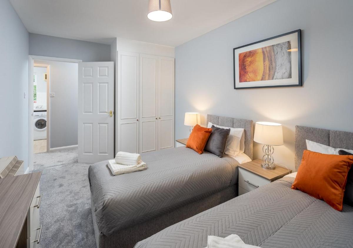 Crawley Thornhill 1 Bedroom Apartment with Free Parking by Sublime Stays - Housity