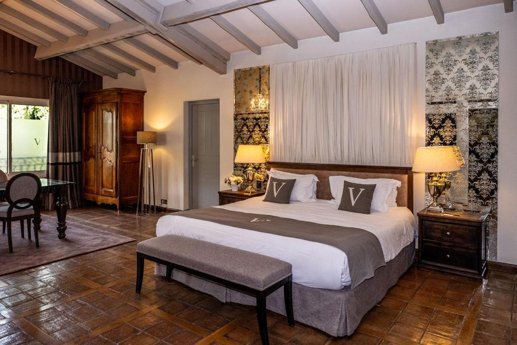 Un ou plusieurs lits dans un hébergement de l'établissement Le Vallon de Valrugues Hotel Spa & Villas