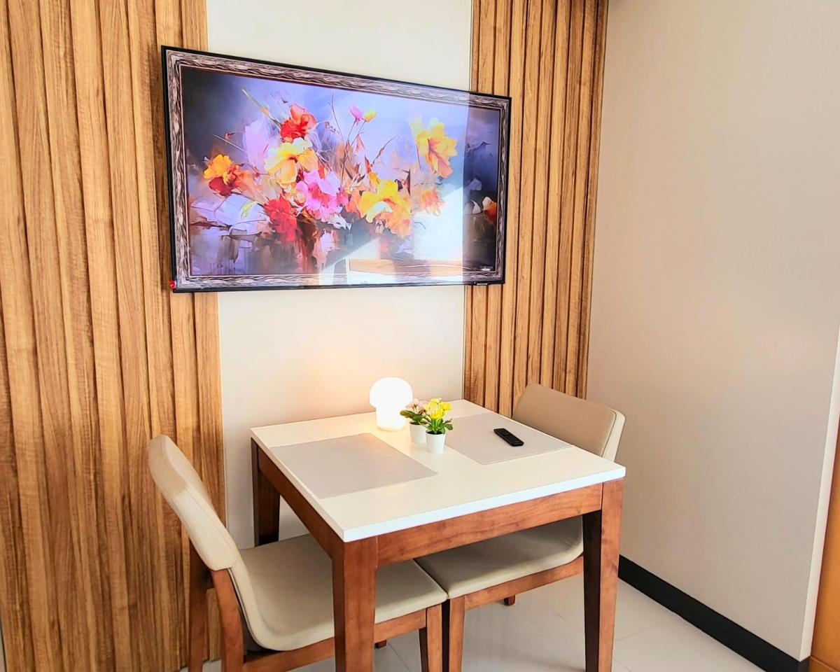 BGC One Uptown Residence King Bed 3 min walk to malls and restaurants - Housity