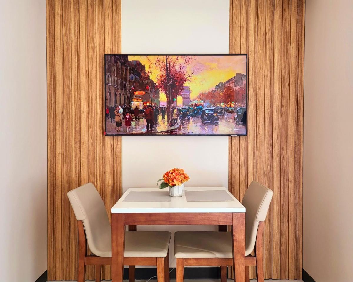 BGC One Uptown Residence King Bed 3 min walk to malls and restaurants - Housity