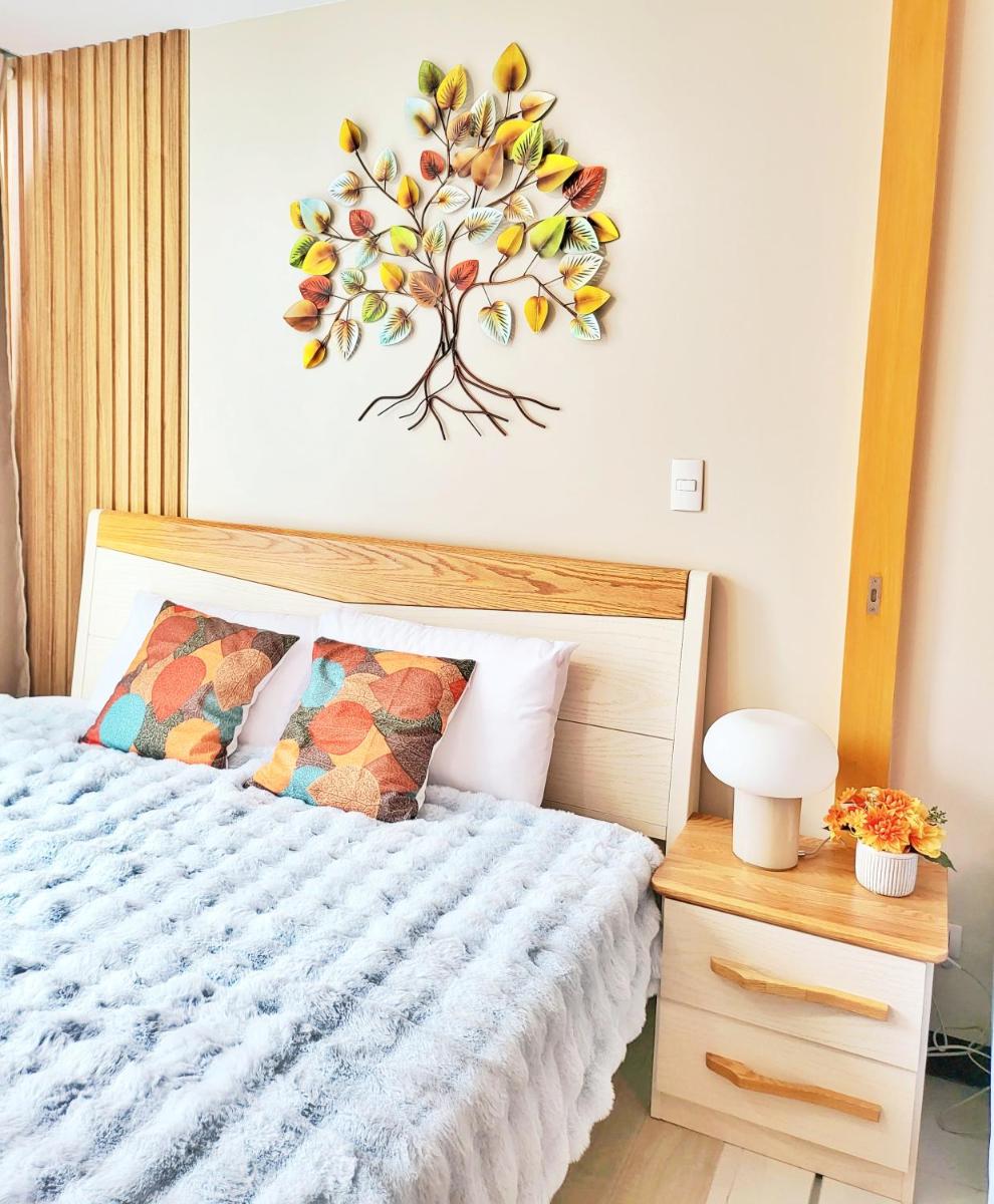 BGC One Uptown Residence King Bed 3 min walk to malls and restaurants - Housity