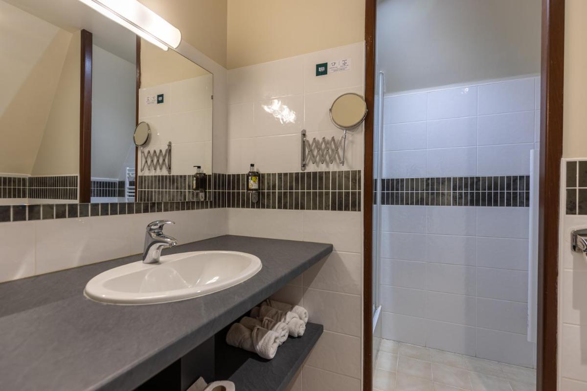 Salle de bains dans l'établissement Logis Hotel Archambeau
