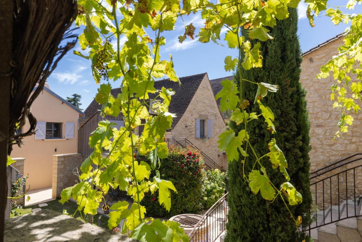Jardin de l'établissement Logis Hotel Archambeau