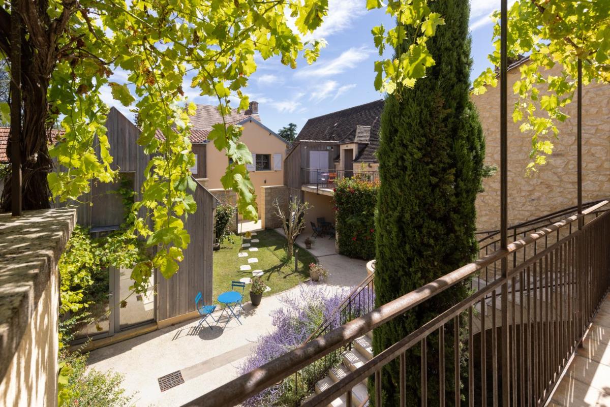 Jardin de l'établissement Logis Hotel Archambeau