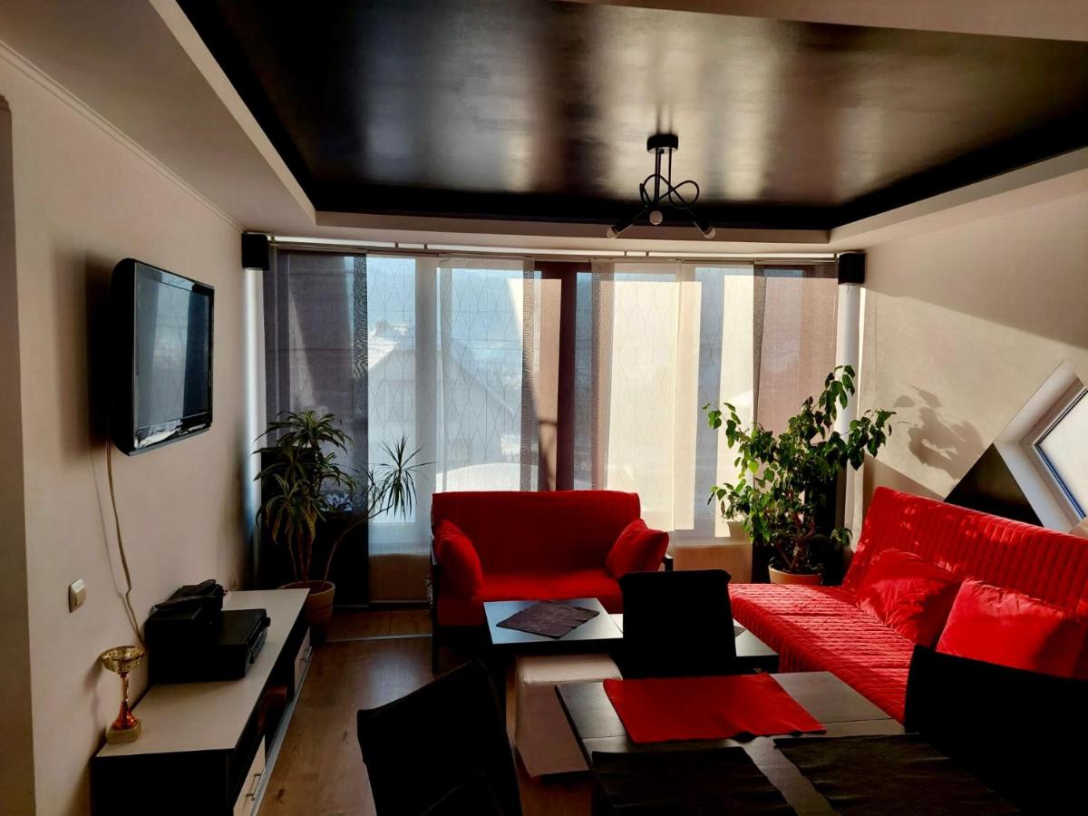 Casa Preto E Branco - Housity