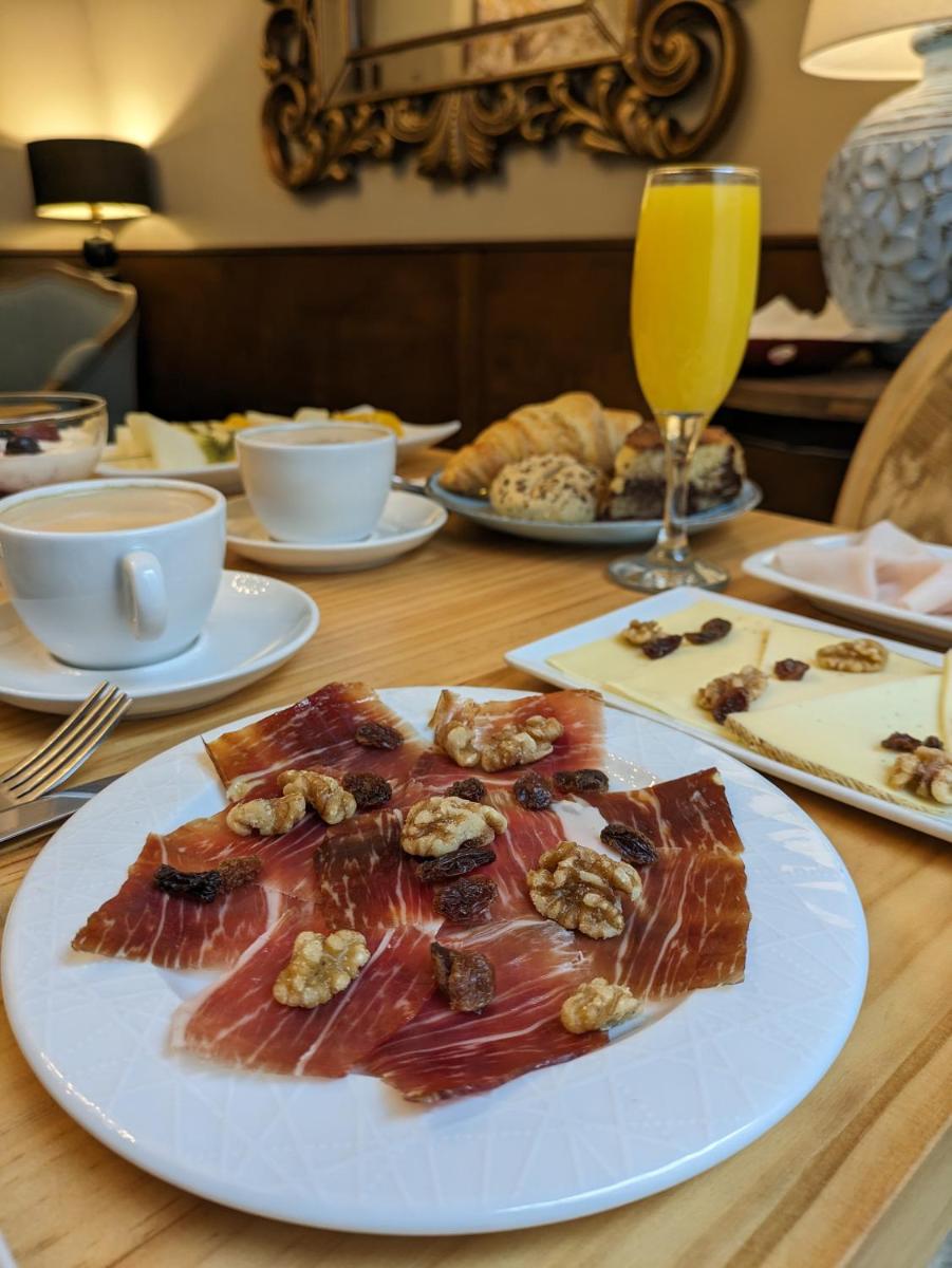 Comida en o cerca de este hotel