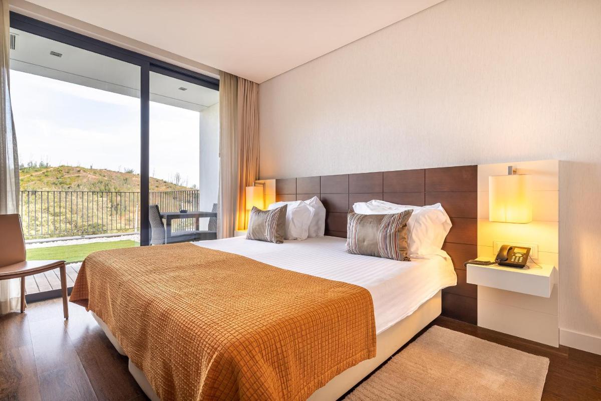 Uma cama ou camas num quarto em Monchique Resort & Spa
