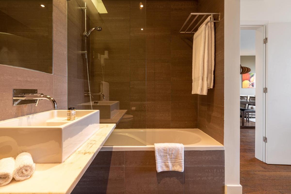 Uma casa de banho em Monchique Resort & Spa