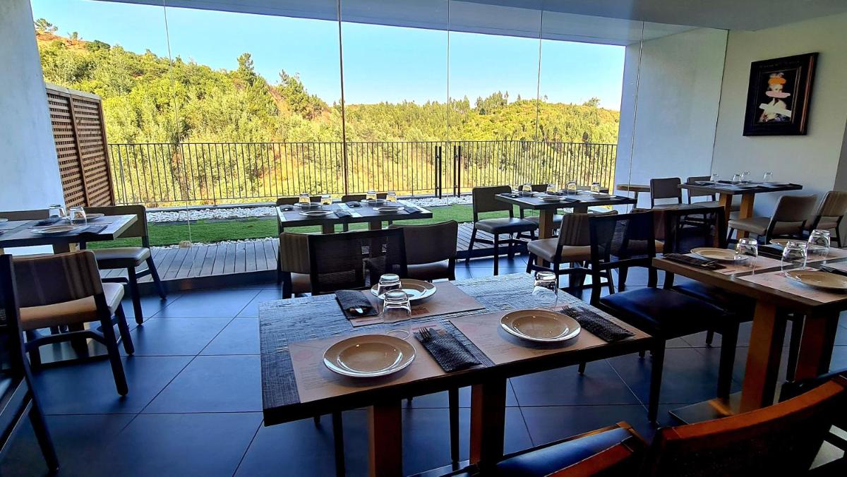 Um restaurante ou outro lugar para comer em Monchique Resort & Spa