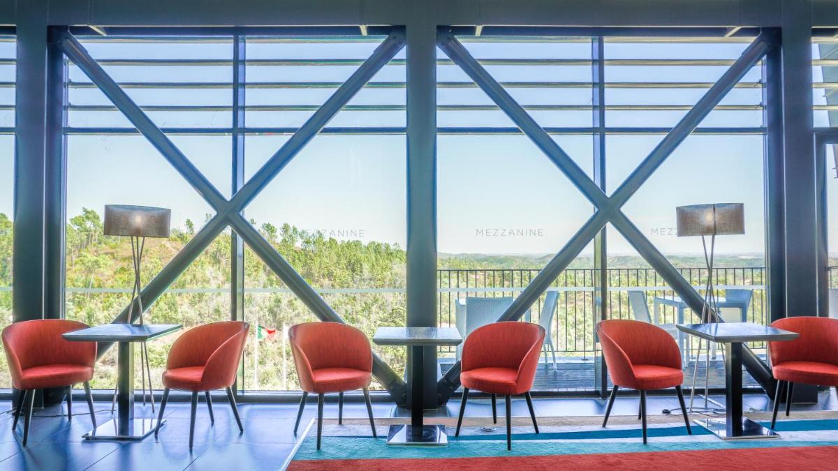 Uma televisão e/ou sistema de entretenimento em Monchique Resort & Spa