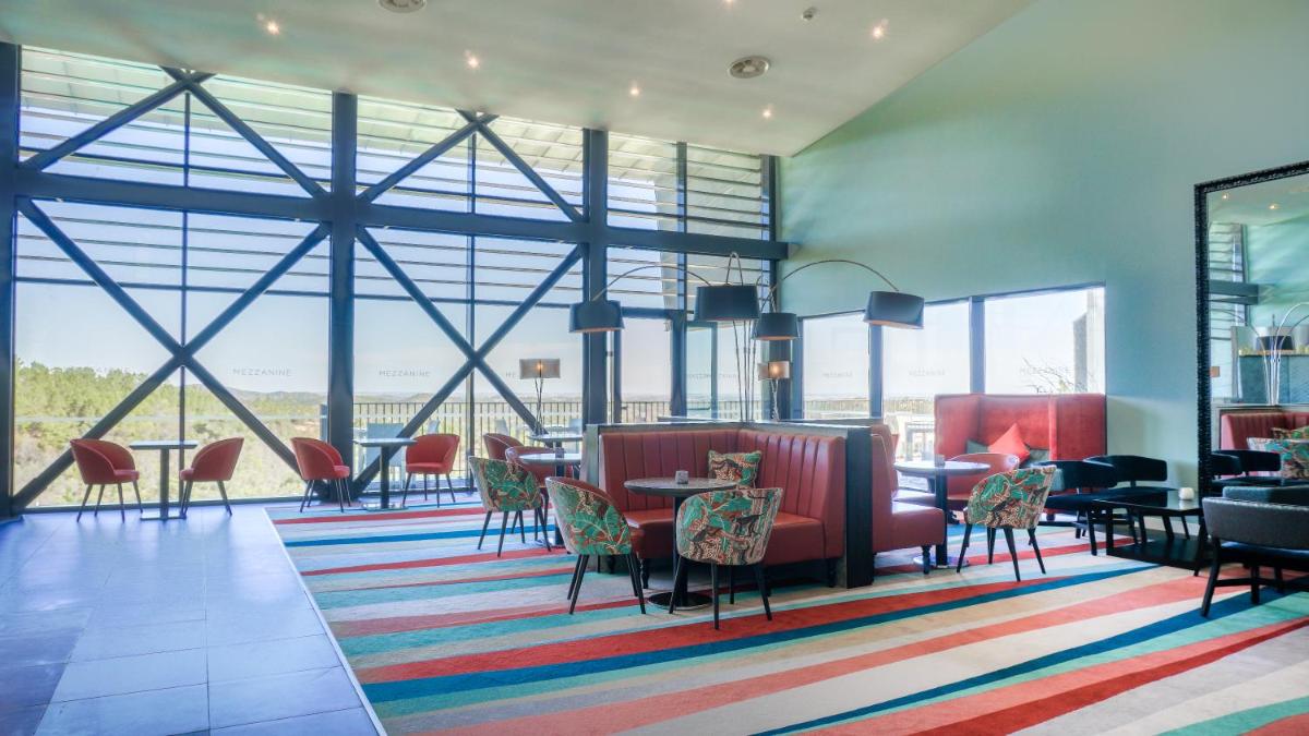 Uma área de estar em Monchique Resort & Spa