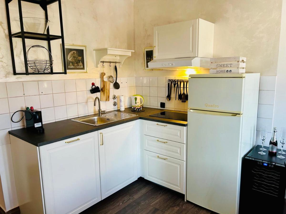Fly by Suite - Zagreb Airport - 0-24h Self check in - Free parking - long term parking option - Housity
