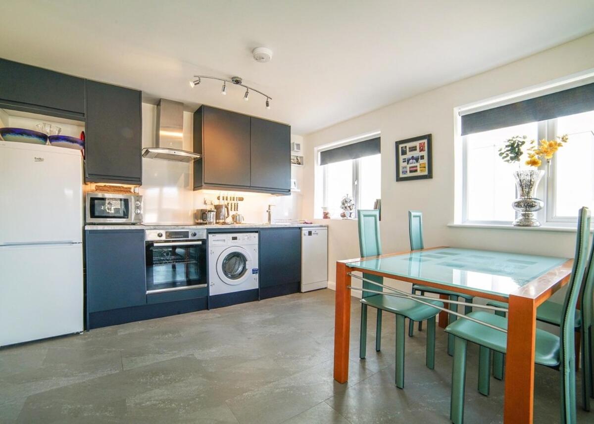2 Bed Charming Corner Position Apartment - Housity