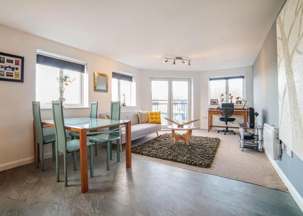 2 Bed Charming Corner Position Apartment - Housity
