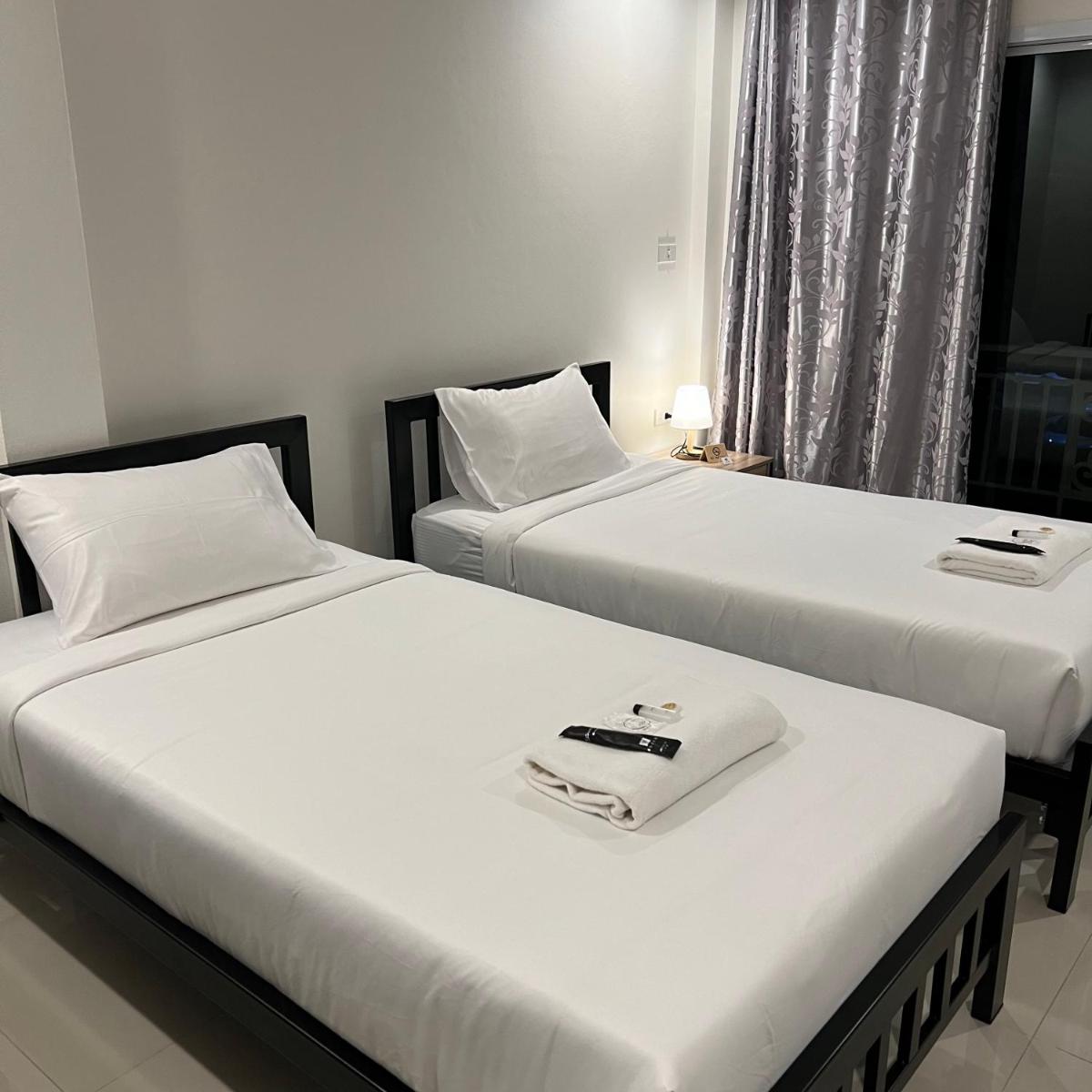 Ivory House Sriracha - Housity
