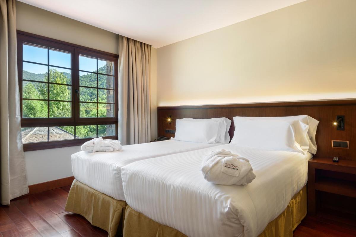 Cama o camas de una habitación en Hotel & Spa Monasterio de Boltaña
