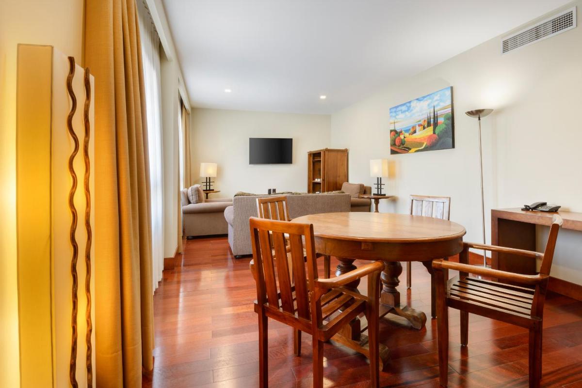 Una televisión o centro de entretenimiento en Hotel & Spa Monasterio de Boltaña