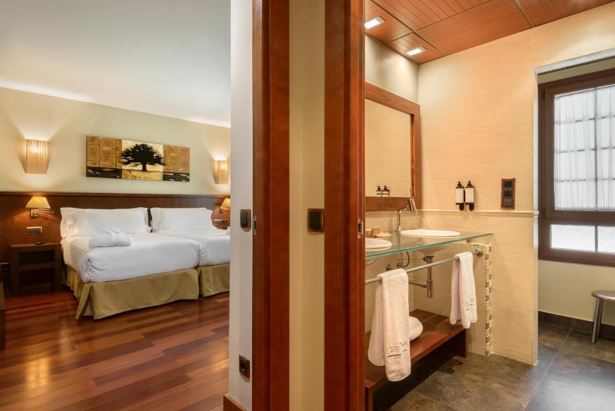 Cama o camas de una habitación en Hotel & Spa Monasterio de Boltaña