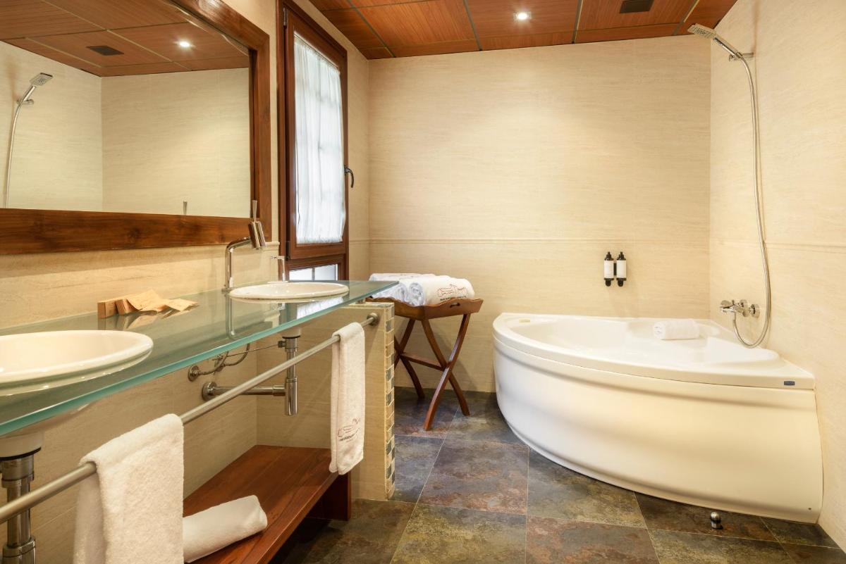 Un baño de Hotel & Spa Monasterio de Boltaña