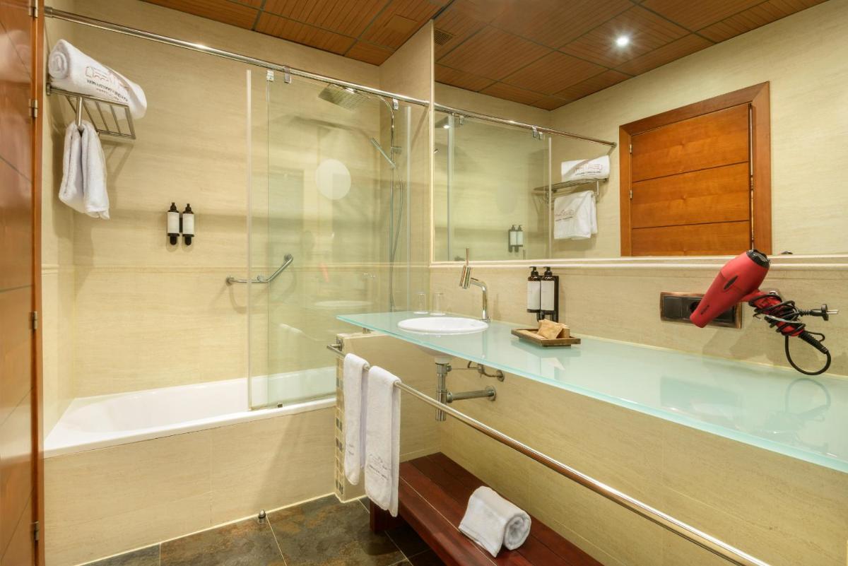 Un baño de Hotel & Spa Monasterio de Boltaña