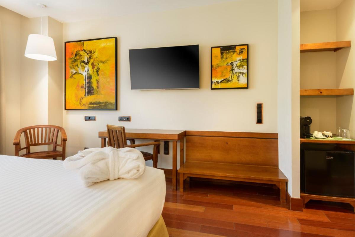Una televisión o centro de entretenimiento en Hotel & Spa Monasterio de Boltaña