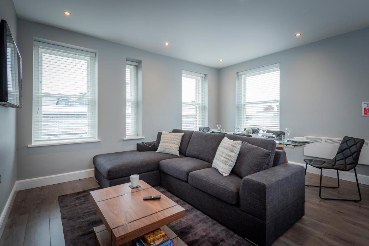 Gordon Moon Suites Bolton Centre Apartments - Housity
