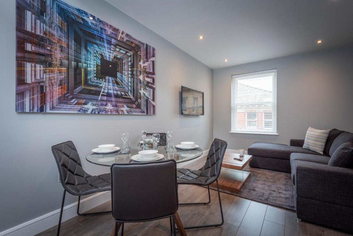 Gordon Moon Suites Bolton Centre Apartments - Housity