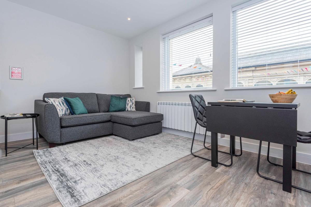 Gordon Moon Suites Bolton Centre Apartments - Housity