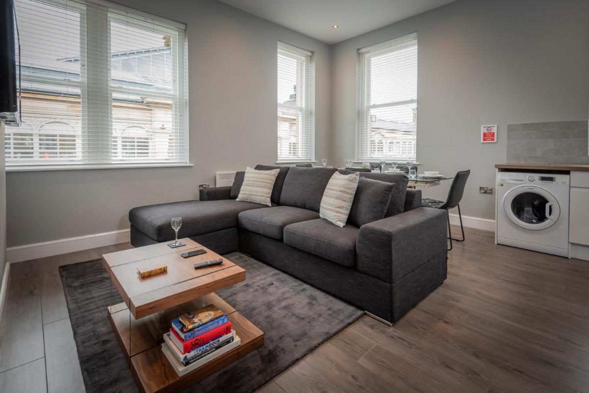 Gordon Moon Suites Bolton Centre Apartments - Housity