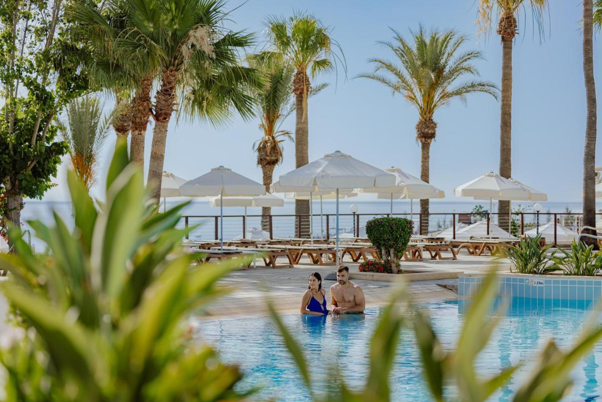 Golden Coast Beach Hotel - Housity