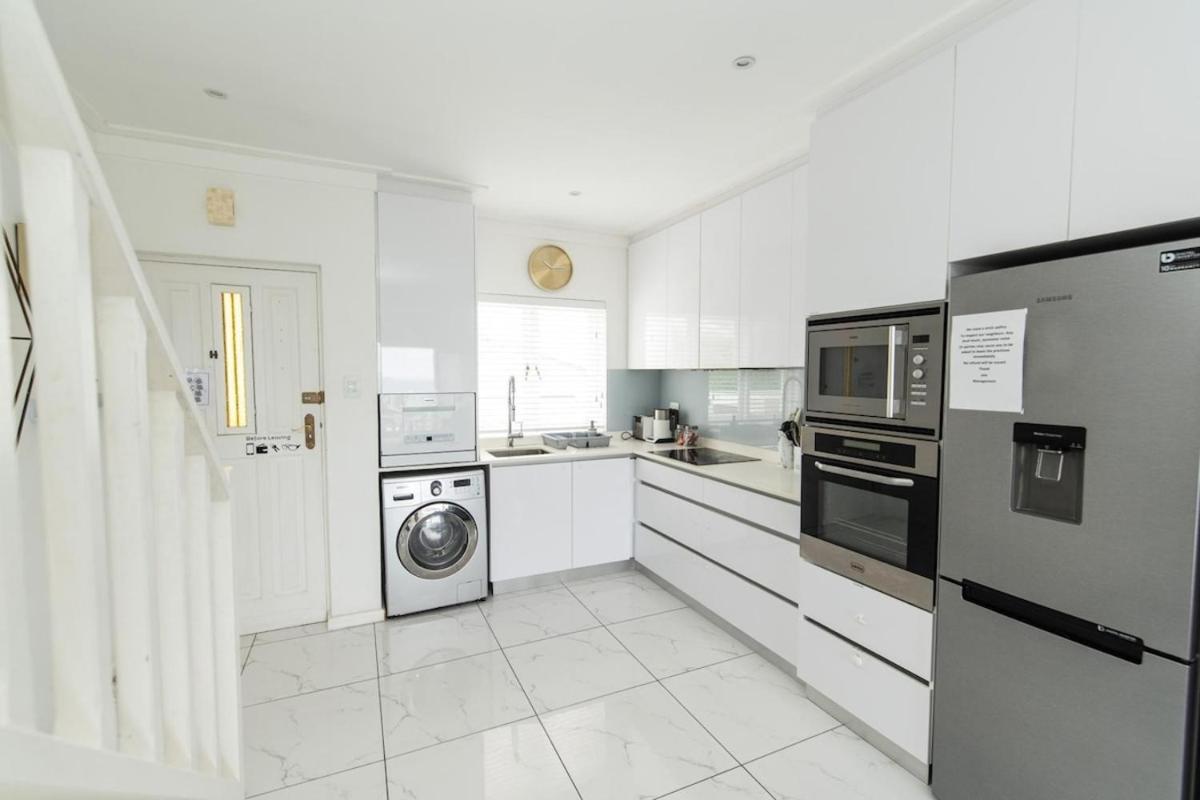 Dolphins View Luxury Apartment - Hizvo