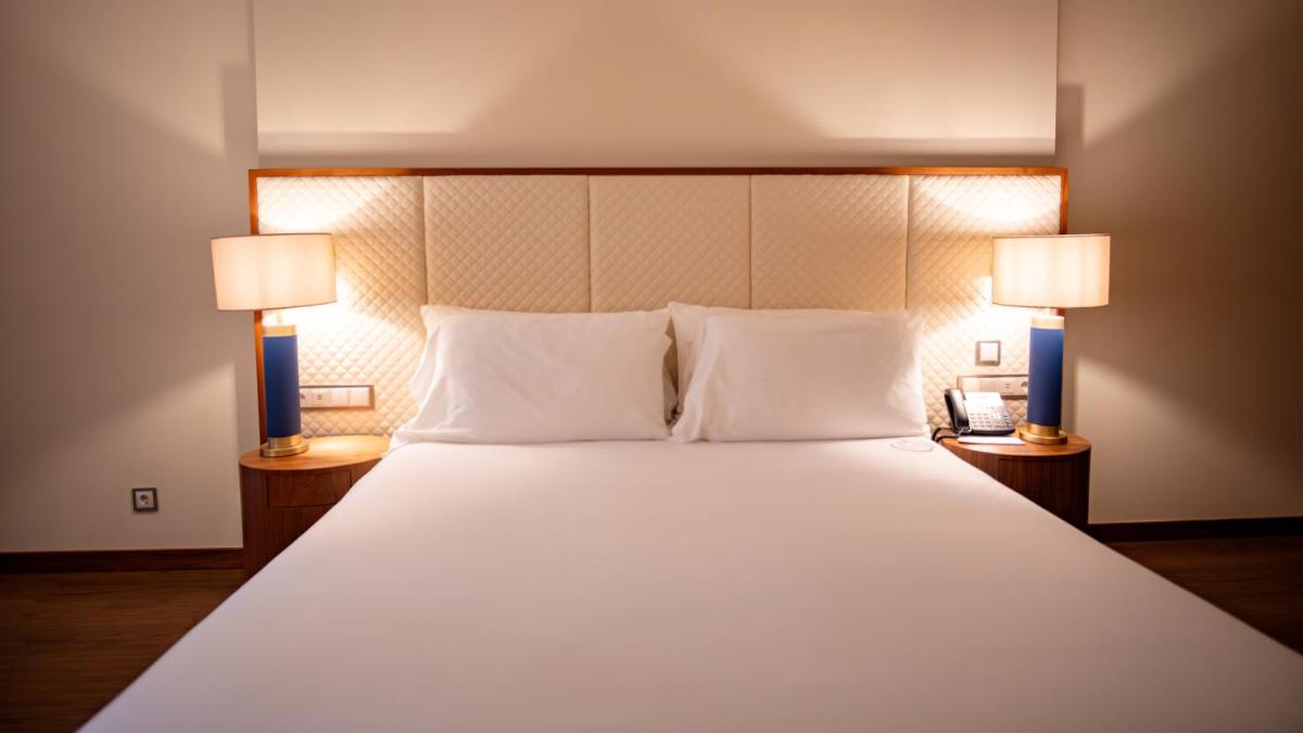 Uma cama ou camas num quarto em Boeira Garden Hotel Porto Gaia, Curio Collection by Hilton