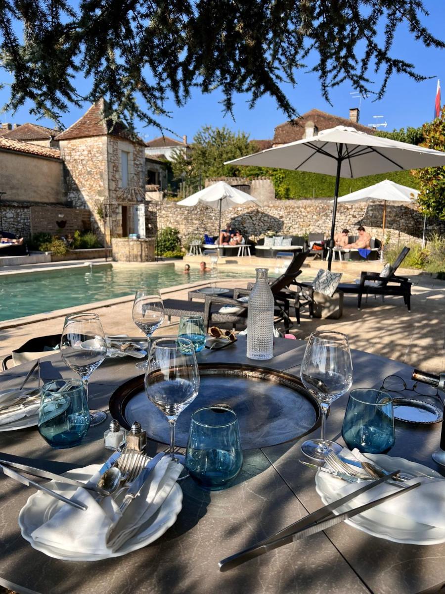 Piscine de l'établissement Château Hôtel Edward 1er ou située à proximité