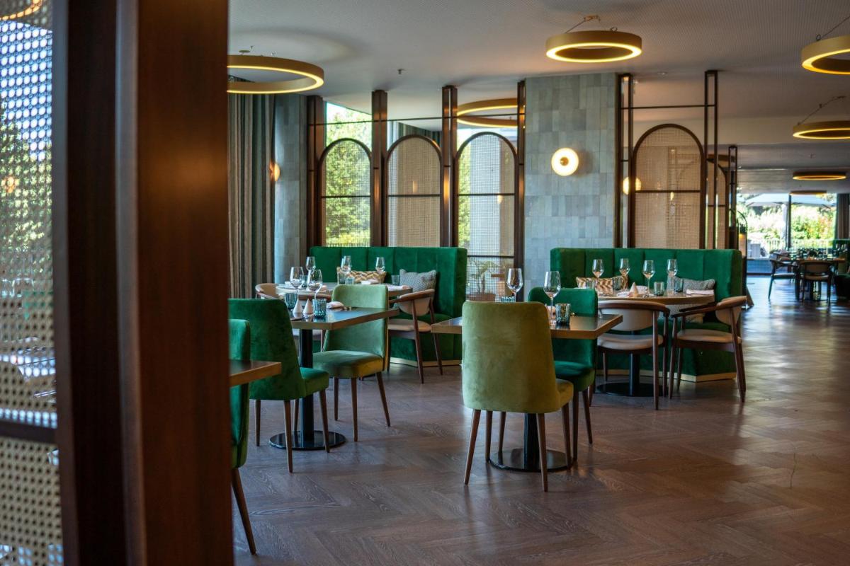 Um restaurante ou outro lugar para comer em Boeira Garden Hotel Porto Gaia, Curio Collection by Hilton