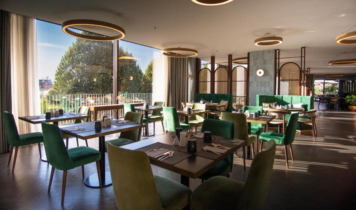 Um restaurante ou outro lugar para comer em Boeira Garden Hotel Porto Gaia, Curio Collection by Hilton